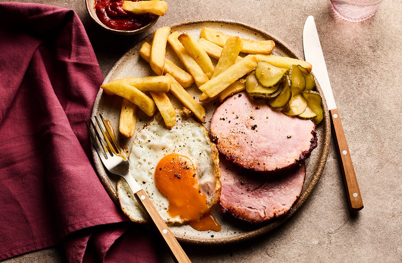 Smoky ham, egg and chips