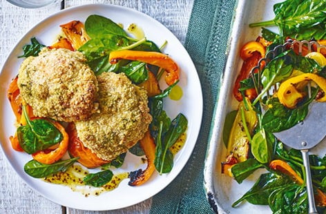 Image of "Oat and chive mushrooms with pepper and spinach salad"