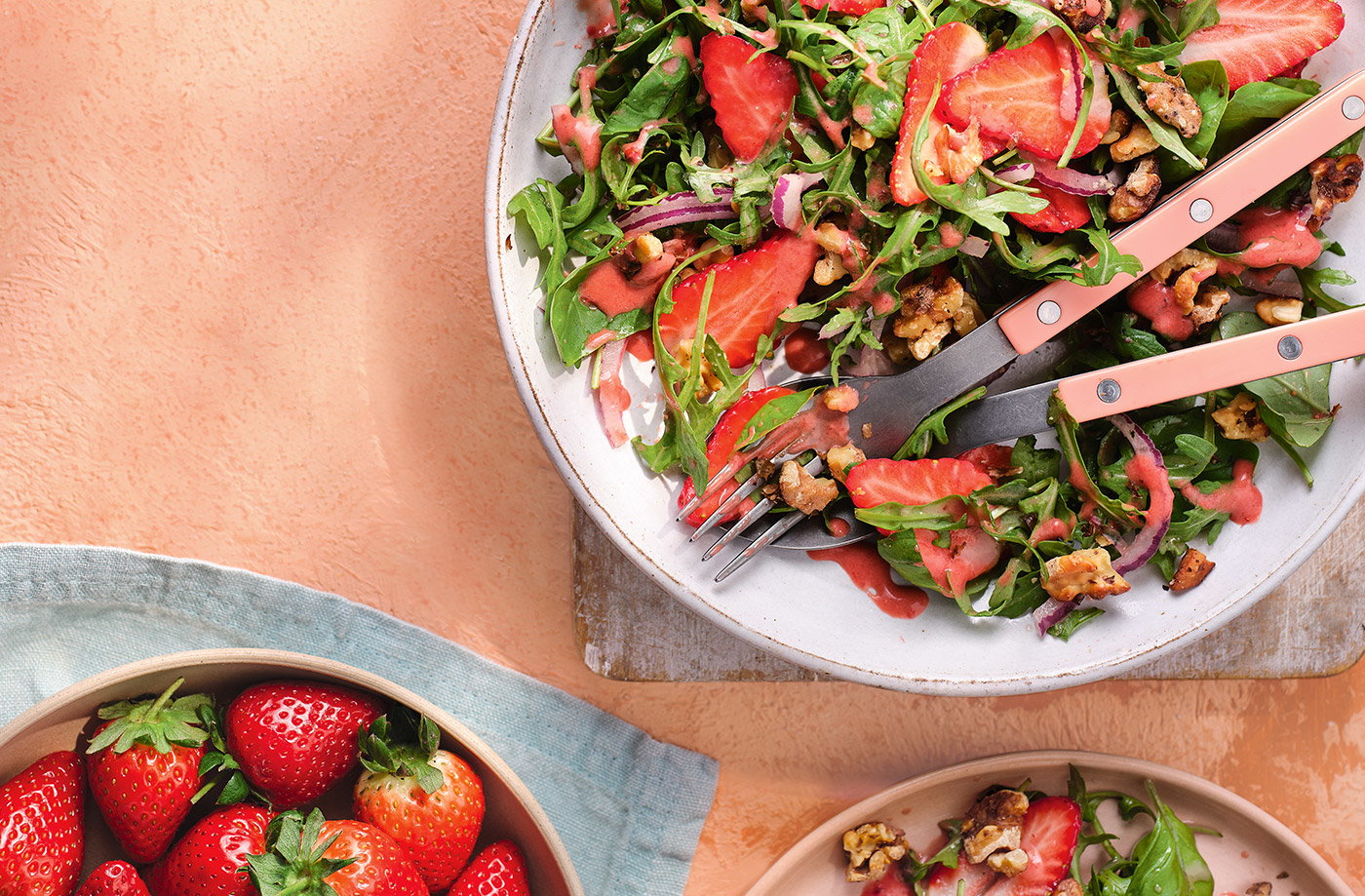 Salad with strawberry and balsamic vinaigrette