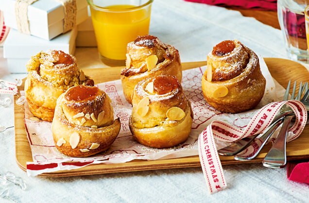 Apricot-almond cruffins