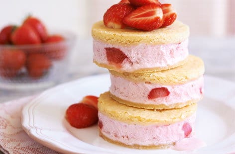 Strawberry frozen yogurt sandwiches