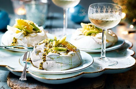 Image of "Vegan meringues topped with exotic fruits"