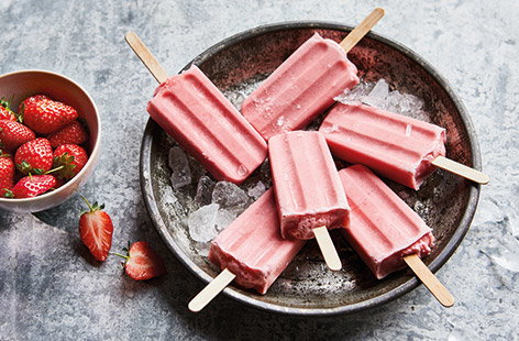 Image of "Vegan strawberry ice lollies"