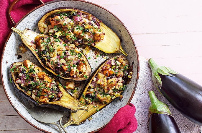 Baked aubergines with olives and breadcrumbs