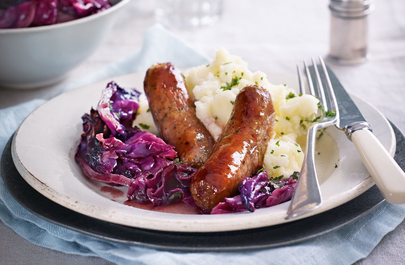 Herby sausages with red cabbage