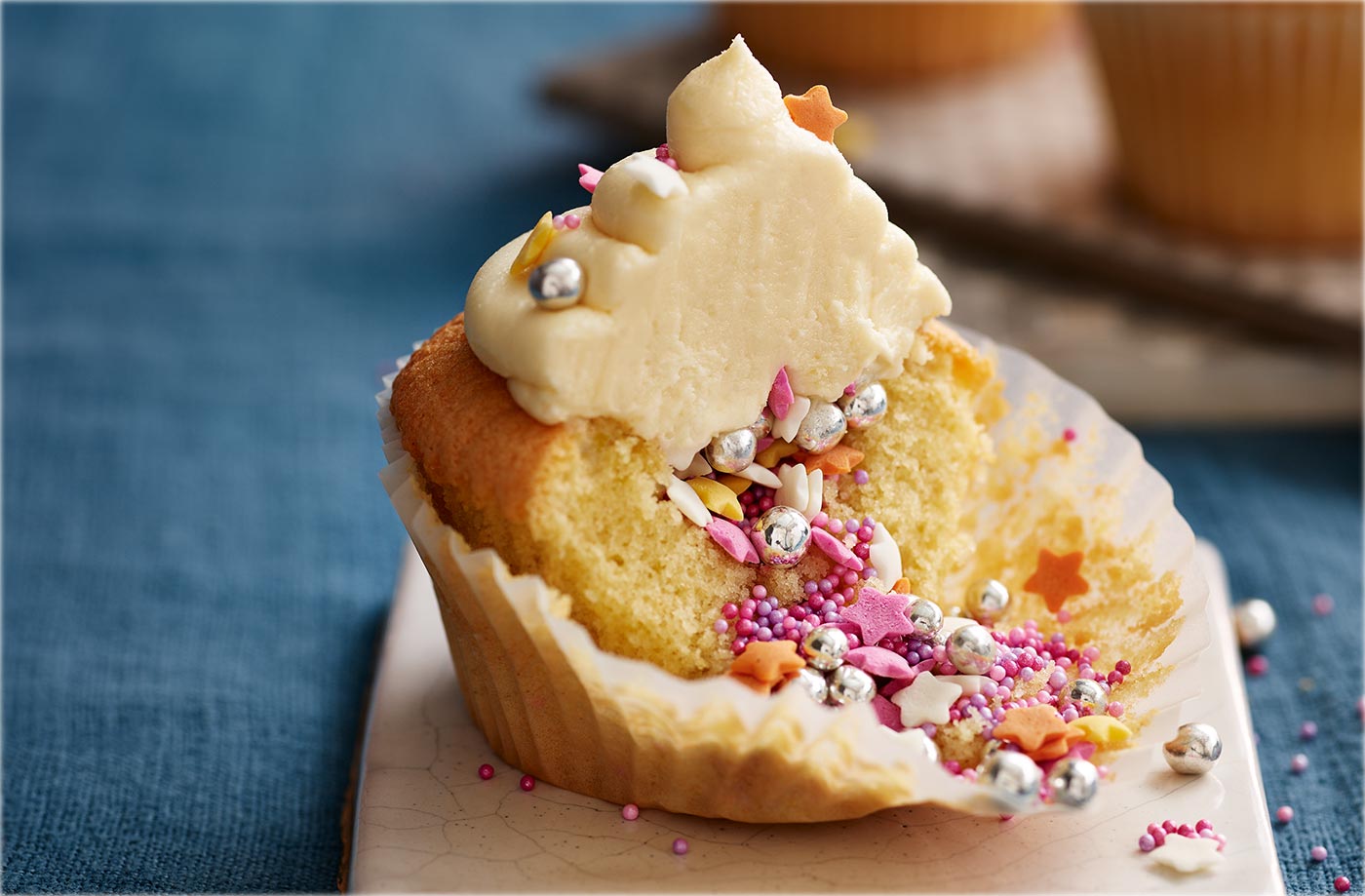 Piñata cupcakes