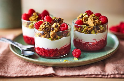 Image of "Pistachio and raspberry yogurt pots"