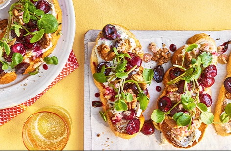 Image of "Roasted cherry and goat's cheese toasts"