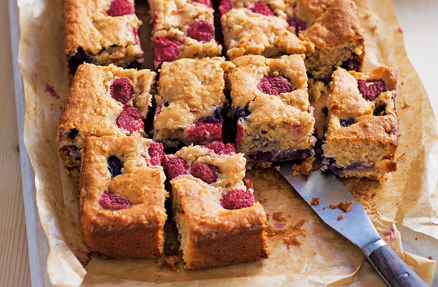 Apple, berry and yogurt traybake