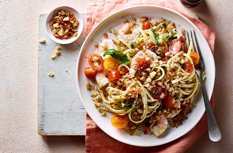 Image of "Fresh tomato linguine with prawns"
