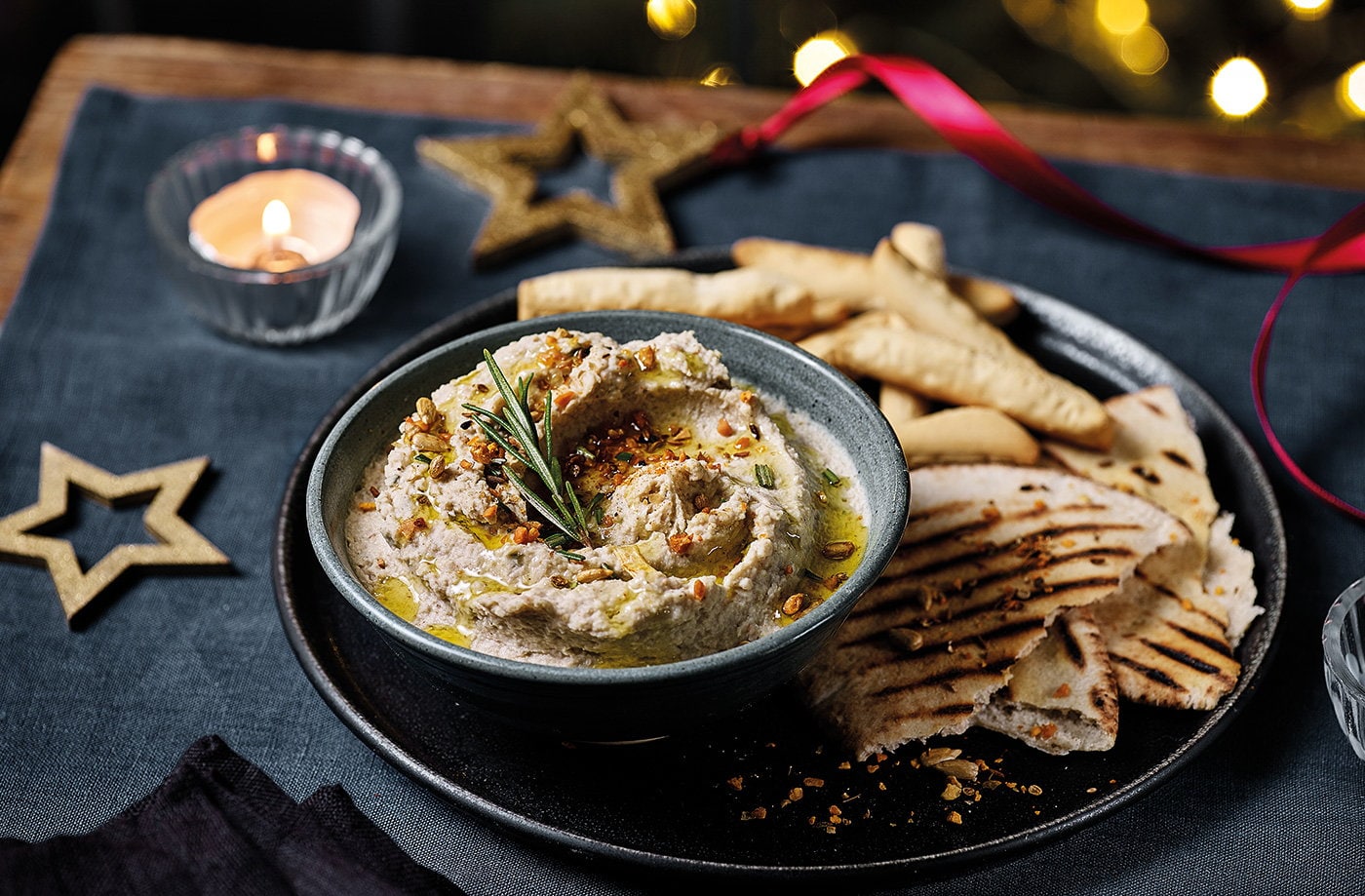 Roasted garlic white bean dip