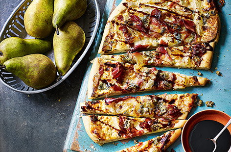 Image of "Pear, prosciutto and Gorgonzola pizza"