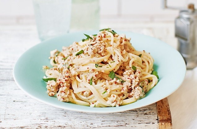 Creamy spaghetti with turkey and tarragon