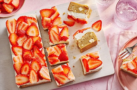 Image of "Strawberry cheesecake blondies"