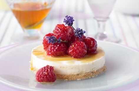 Image of "Honey cheesecake with berries"