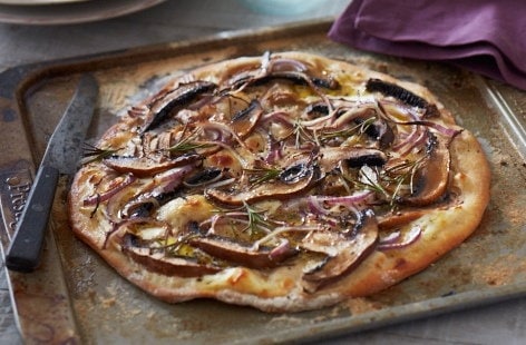 Image of "BBQ pizzas with mushrooms and red onion"