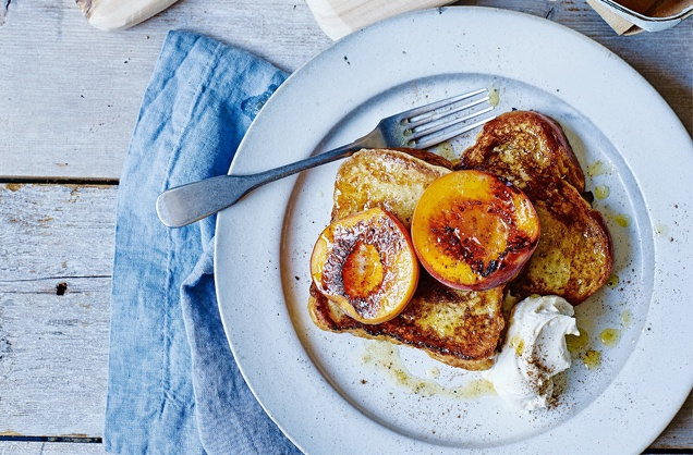 Caramelised peaches on vanilla brioche
