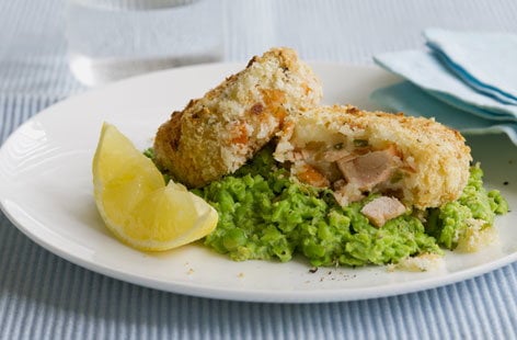 Image of "Salmon fishcakes with creamy peas"