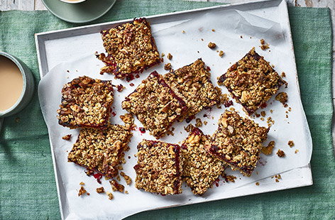 Image of "Healthy berry crumble flapjacks"
