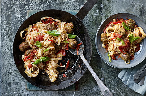 Image of "Pesto meatballs with spicy tomato sauce"