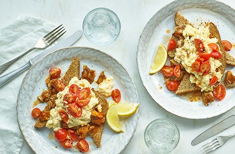 Image of "Sardines and scrambled eggs with spicy tomatoes"