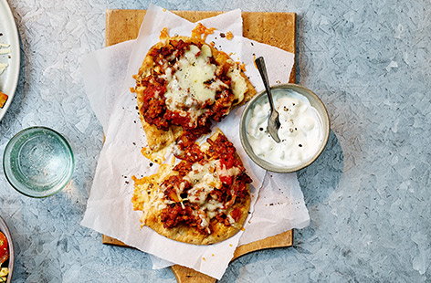 Image of "Cheesy turkey mince pizzas"