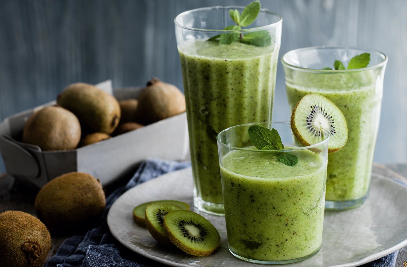Kiwi, mint and pineapple smoothies