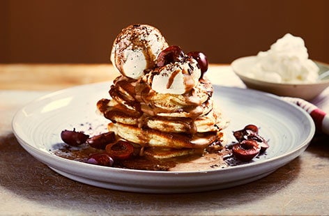 Image of "Mocha-caramel pancakes with cherries"