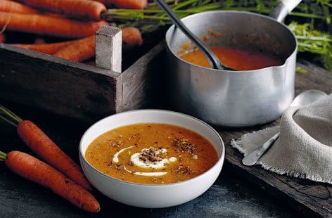 Image of "Carrot soup with yogurt and spiced pistachios"