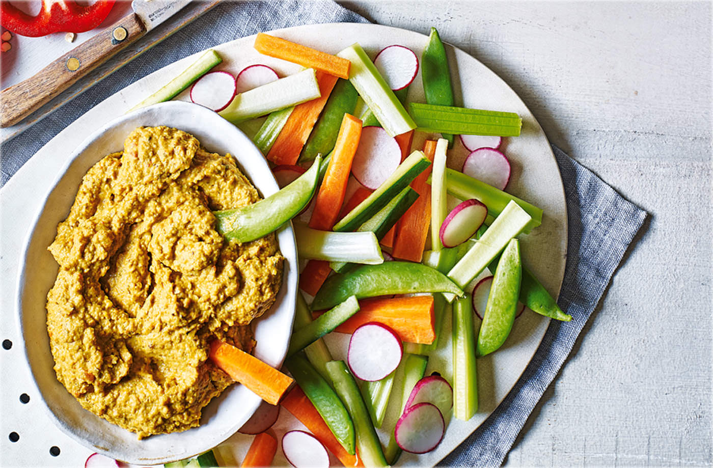 Roasted pepper and za'atar houmous with crudités