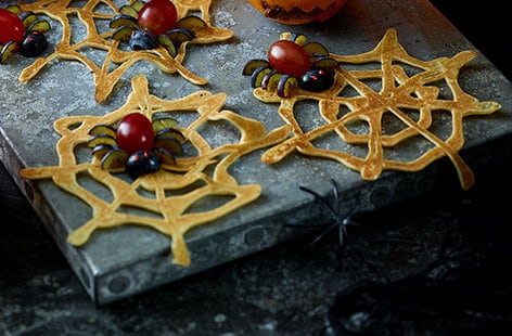Image of "3-ingredient spider's web pancakes with fruity spiders"
