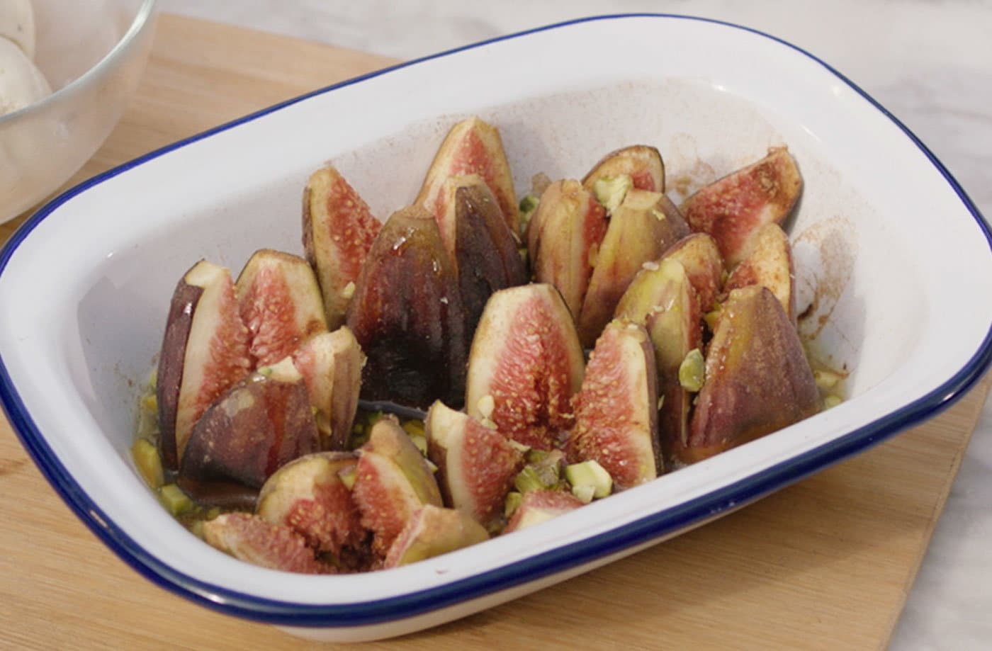 Barbecue-baked figs with honey and cinnamon