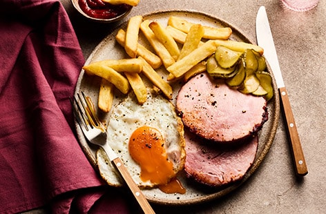 Smoky ham, egg and chips