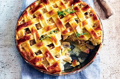 Image of "Chicken, pancetta and mushroom pie"