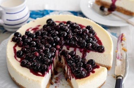 Image of "Baked cheesecake with blueberry sauce"