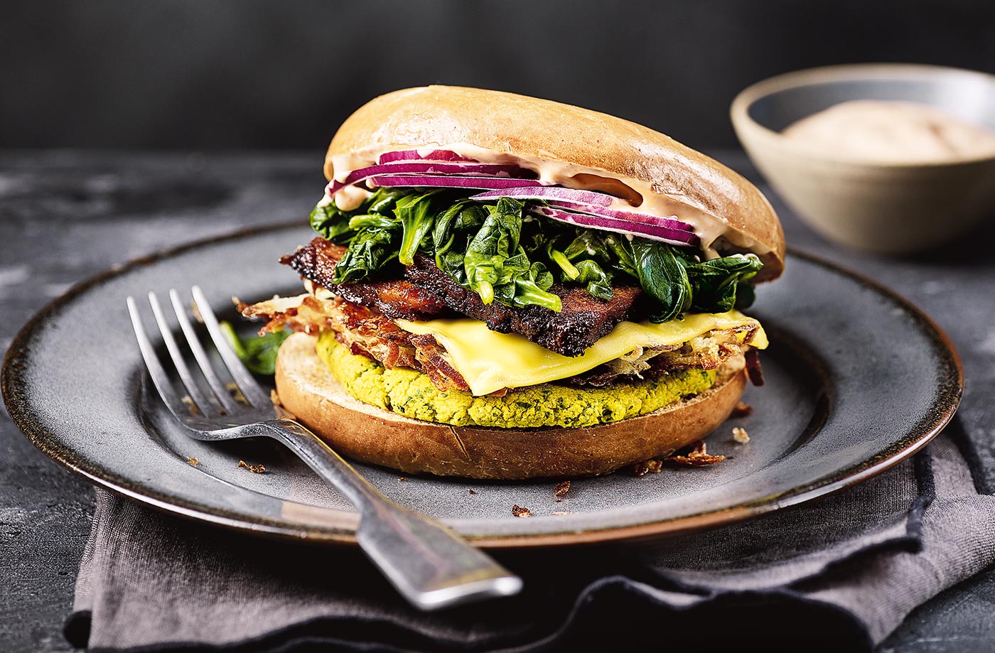Tofu 'bacon' & hash-brown breakfast bagel