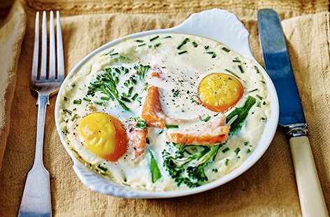 Image of "Baked eggs with hot smoked salmon"