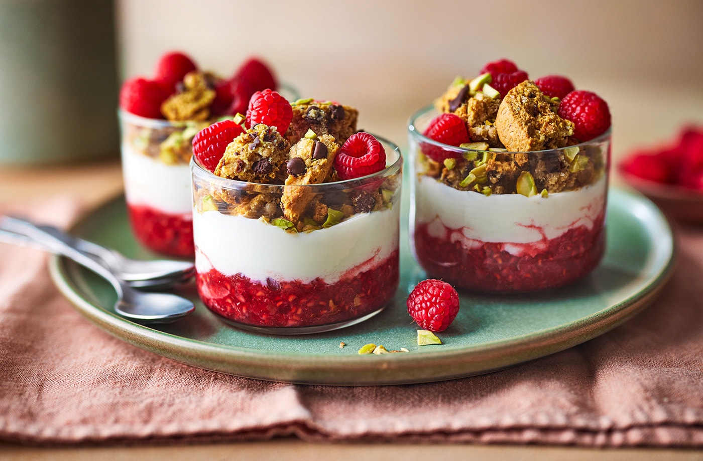 Pistachio and raspberry yogurt pots
