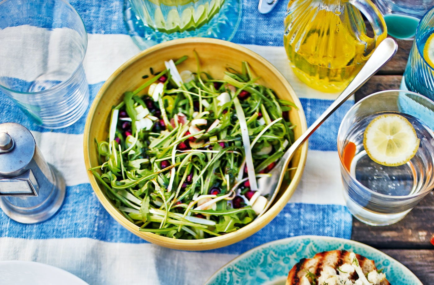 Rocket salad with pomegranate