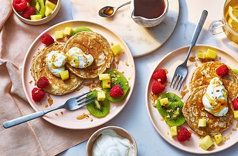 Wholemeal pancakes with yogurt and fruit