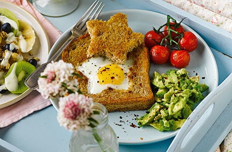 Image of "Star egg toast with avocado and tomatoes"
