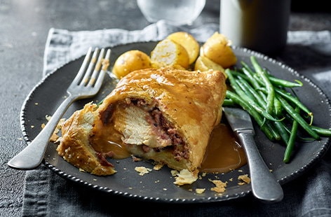 Image of "Chicken en croûte with new potatoes and green beans"