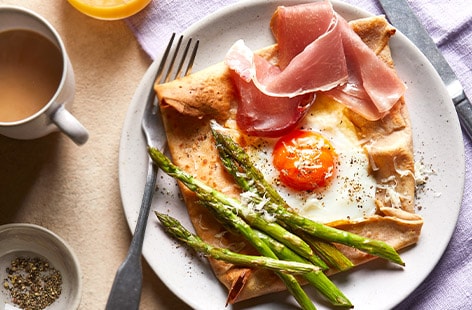 Buckwheat pancakes with asparagus and Serrano ham