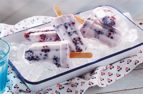 Image of "Milk ice lolly with blackberries"