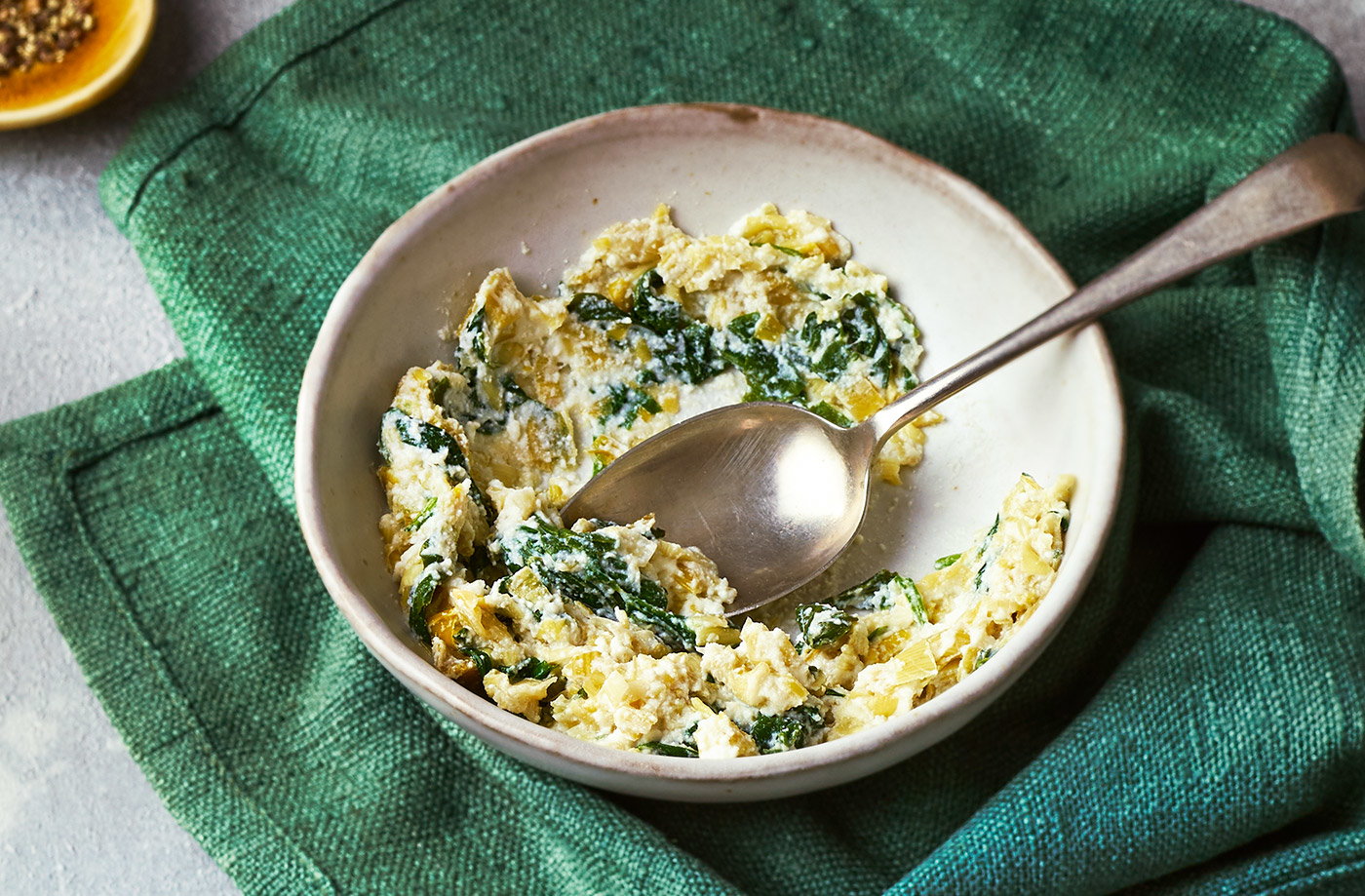 Melted leeks with spinach, basil and ricotta