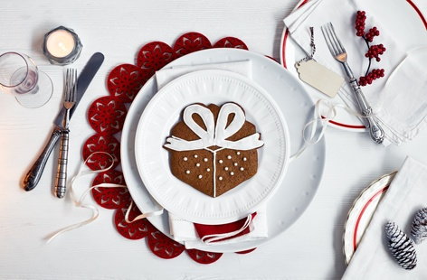 Image of "Gingerbread present box with bow"