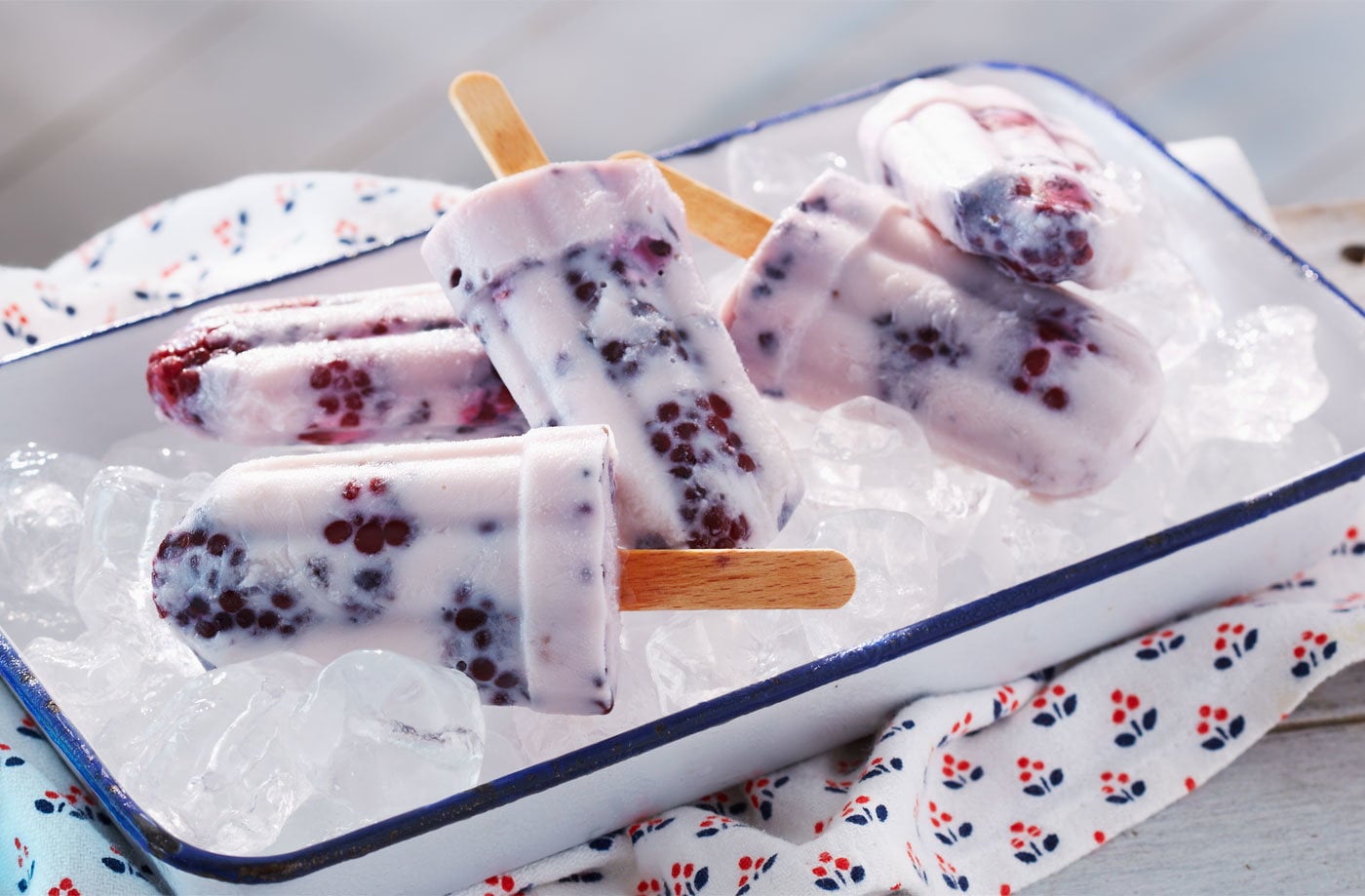 Milk ice lolly with blackberries