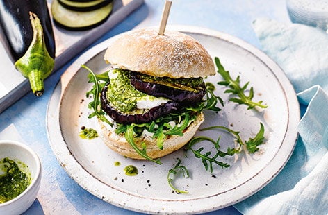 Image of "Aubergine, pesto and goat's cheese burgers"