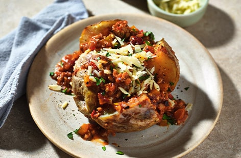 Image of "Baked potatoes with speedy chicken chilli"