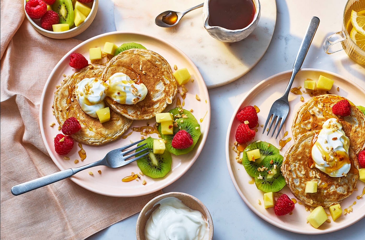 Wholemeal pancakes with yogurt and fruit